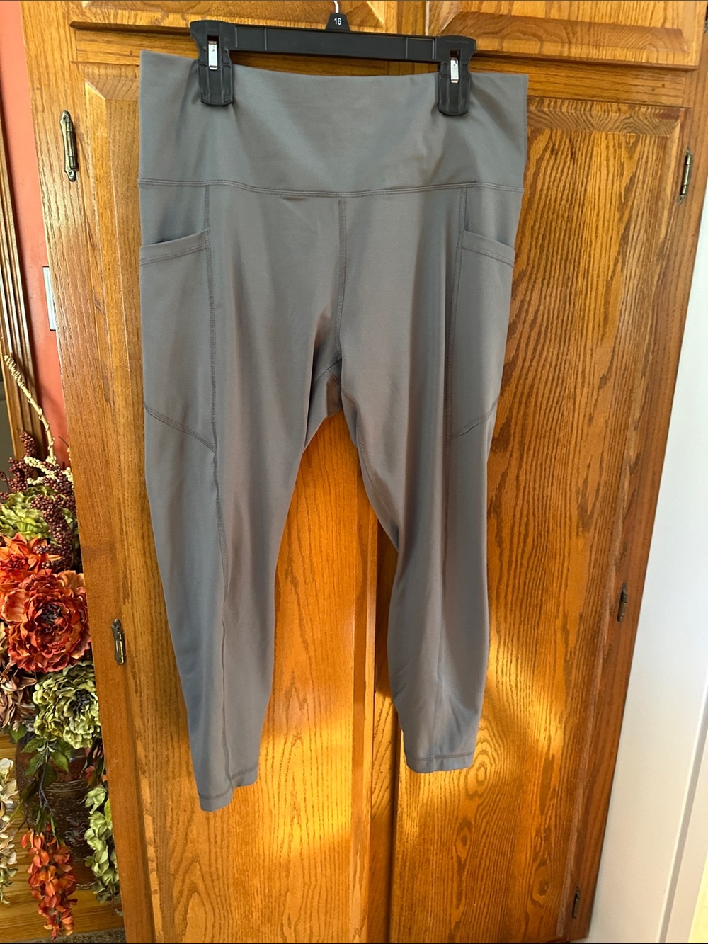 Women’s Velocity Gray High-Rise Capri Leggings with Side Pockets
